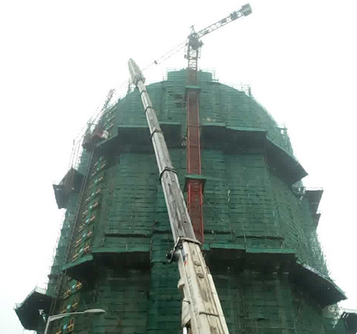 盐亭吊车在工地上作业